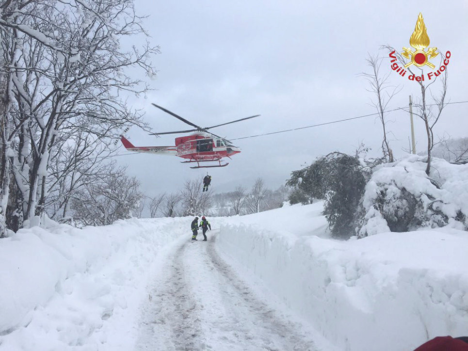 Итальянские спасатели у отеля Rigopiano di Farindola в регионе Абруццо после схода лавины