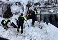 Итальянские спасатели во время поисковой операции в отеле Rigopiano di Farindola после схода лавины