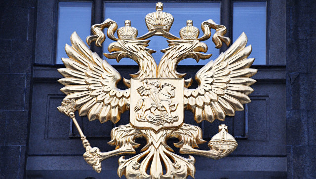 Герб РФ на здании Государственной Думы РФ на улице Охотный ряд в Москве. Архивное фото