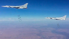 Сверхзвуковые стратегические бомбардировщики-ракетоносцы ВКС РФ Ту-22М3 во время нанесения авиационного удара по объектам террористов в провинции Дейр-эз-Зор в Сирии Сверхзвуковые стратегические бомбардировщики-ракетоносцы ВКС РФ Ту-22М3 во время нанесения авиационного удара по объектам террористов в провинции Дейр-эз-Зор в Сирии