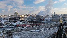 Вид со Спасской башни Московского Кремля на Большой Москворецкий мост и Москва-реку. Архивное фото Вид со Спасской башни Московского Кремля на Большой Москворецкий мост и Москва-реку. Архивное фото