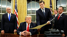 Президент США Дональд Трамп в Овальном кабинете Белого дома в Вашингтоне, США. 20 января 2017 Президент США Дональд Трамп в Овальном кабинете Белого дома в Вашингтоне, США. 20 января 2017