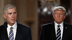 Президент США Дональд Трамп и кандидат на должность судьи Верховного суда США Нил Горсач. Архивное фото Президент США Дональд Трамп и кандидат на должность судьи Верховного суда США Нил Горсач. Архивное фото