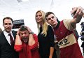 Футболист Роман Широков, актер и телеведущий Сергей Белоголовцев, фотомодель Виктория Лопырева во время церемонии выдачи первых паспортов болельщиков Кубка конфедераций FIFA 2017 Футболист Роман Широков, актер и телеведущий Сергей Белоголовцев, фотомодель Виктория Лопырева во время церемонии выдачи первых паспортов болельщиков Кубка конфедераций FIFA 2017