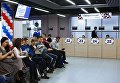 Посетители в центре выдачи паспортов болельщиков Кубка конфедераций FIFA 2017 в Санкт-Петербурге Посетители в центре выдачи паспортов болельщиков Кубка конфедераций FIFA 2017 в Санкт-Петербурге