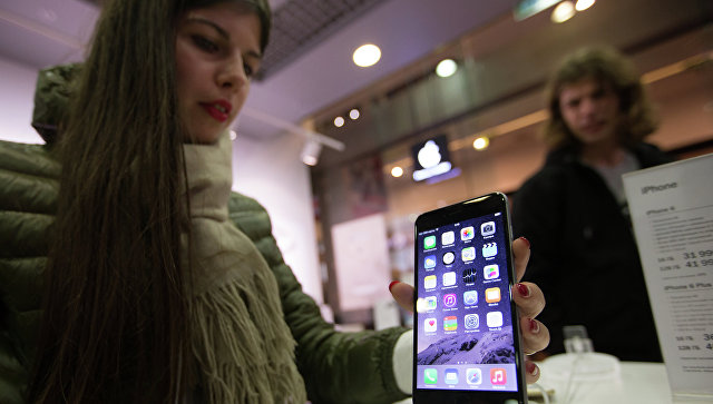 Посетитель московского магазина знакомится с функциями смартфонов Apple iPhone 6 и iPhone 6 plus. Архивное фото