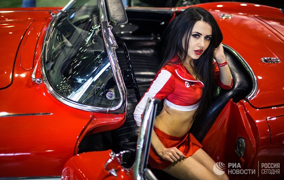 Модель на выставке Motorsport Expo в КВЦ Сокольники в Москве Модель на выставке Motorsport Expo в КВЦ Сокольники в Москве
