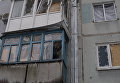 Мужчина заделывает балкон пленкой в Киевском районе Донецка Мужчина заделывает балкон пленкой в Киевском районе Донецка