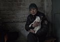 Женщина в подъезде жилого дома в Киевском районе Донецка Женщина в подъезде жилого дома в Киевском районе Донецка