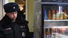 Рейд по выявлению контрафактного алкоголя в Москве. Архивное фото Рейд по выявлению контрафактного алкоголя в Москве. Архивное фото