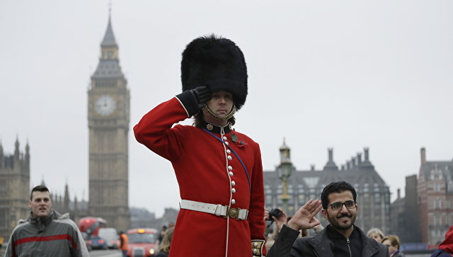 Королевский гвардеец стоит напротив Парламента Великобритании. Архивное фото