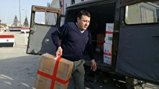 Представители Фонда Доктора Лизы Справедливая помощь разгружают медикаменты. Представители Фонда Доктора Лизы Справедливая помощь разгружают медикаменты.