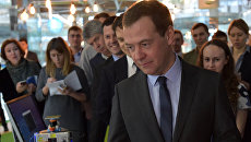 Председатель правительства РФ Дмитрий Медведев во время осмотра инновационных разработок, в ходе посещения центра Сколково. 14 февраля 2017 Председатель правительства РФ Дмитрий Медведев во время осмотра инновационных разработок, в ходе посещения центра Сколково. 14 февраля 2017