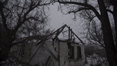 Разрушенный дом в селе Веселое Донецкой области. Архивное фото Разрушенный дом в селе Веселое Донецкой области. Архивное фото
