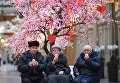 Посетители в торговом центре ГУМ в Москве Посетители в торговом центре ГУМ в Москве