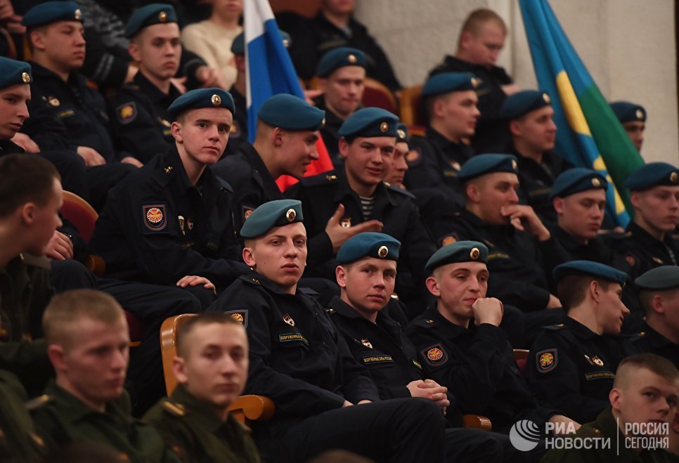 Зрители на выступлении нового состава ансамбля песни и пляски Российской армии имени А. В. Александрова в Центральном академическом театре Российской армии в Москве Зрители на выступлении нового состава ансамбля песни и пляски Российской армии имени А. В. Александрова в Центральном академическом театре Российской армии в Москве