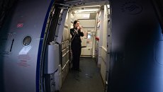 Бортпроводник авиакомпании Аэрофлот во время подготовки к рейсу самолета. Архивное фото Бортпроводник авиакомпании Аэрофлот во время подготовки к рейсу самолета. Архивное фото