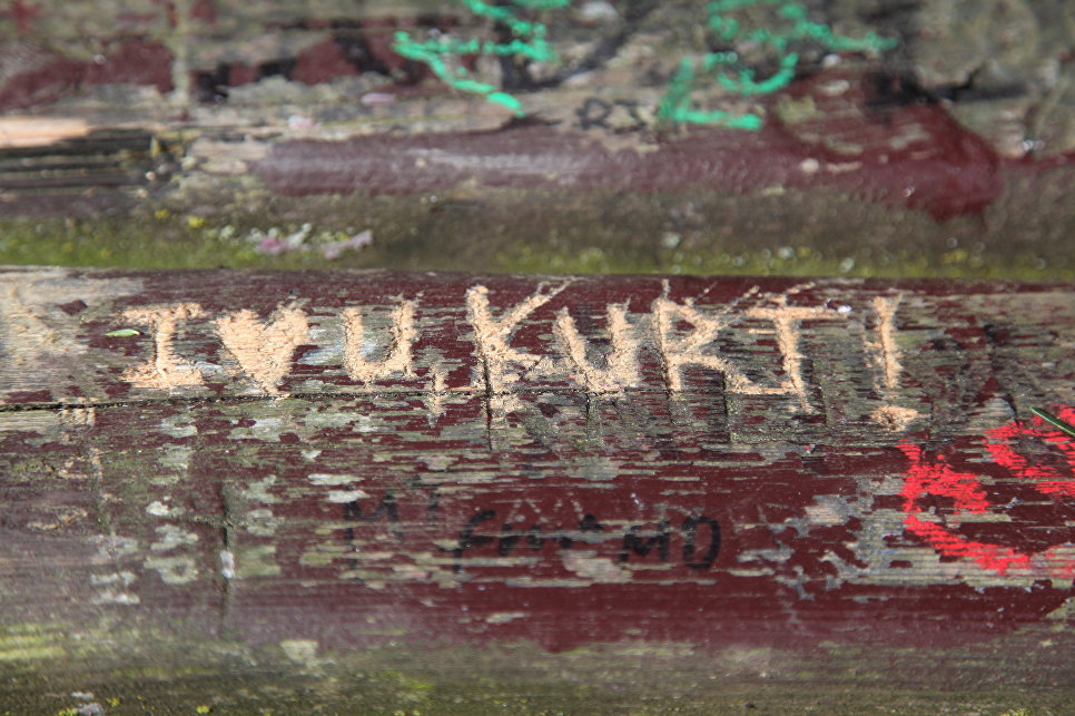Надпись на лавочке скамейке
