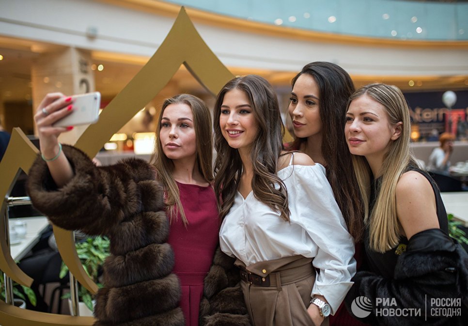 Участницы открытого кастинга национального конкурса Мисс Россия в торговом центре Афимолл Сити в Москве Участницы открытого кастинга национального конкурса Мисс Россия в торговом центре Афимолл Сити в Москве