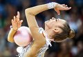 Александра Солдатова (Россия) выполняет упражнение с мячом в финале индивидуальной программы по художественной гимнастики Гран-при Москвы Александра Солдатова (Россия) выполняет упражнение с мячом в финале индивидуальной программы по художественной гимнастики Гран-при Москвы