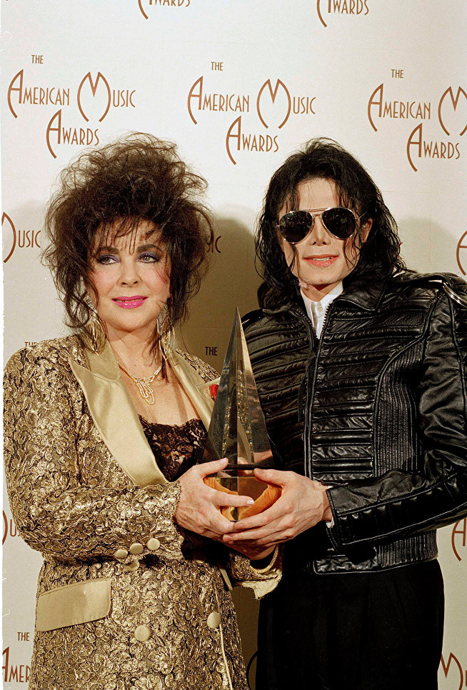 Поп-певец Майкл Джексон с актрисой Элизабет Тейлор на премии American Music Awards, 1993 Поп-певец Майкл Джексон с актрисой Элизабет Тейлор на премии American Music Awards, 1993