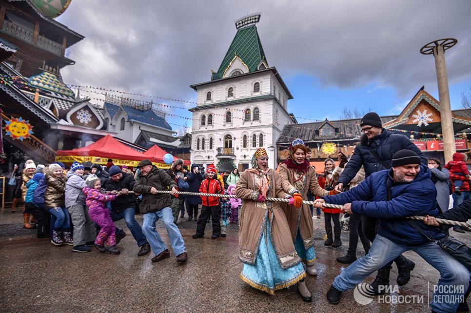 Посетители во время празднования Масленицы в Центре русской культуры Кремль в Измайлово Посетители во время празднования Масленицы в Центре русской культуры Кремль в Измайлово