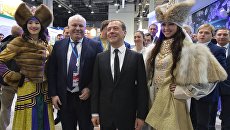 Председатель правительства РФ Дмитрий Медведев после осмотра стендов на выставке Российского инвестиционного форума в Сочи Председатель правительства РФ Дмитрий Медведев после осмотра стендов на выставке Российского инвестиционного форума в Сочи