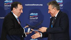 Президент ПФК ЦСКА Евгений Гинер и председатель Внешэкономбанка Сергей Горьков на Российском инвестиционном форуме в Сочи. Архивное фото Президент ПФК ЦСКА Евгений Гинер и председатель Внешэкономбанка Сергей Горьков на Российском инвестиционном форуме в Сочи. Архивное фото