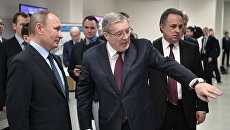 Президент РФ Владимир Путин во время посещения регионального центра спортивной подготовки Академия биатлона в Красноярске. 1 марта 2017 Президент РФ Владимир Путин во время посещения регионального центра спортивной подготовки Академия биатлона в Красноярске. 1 марта 2017
