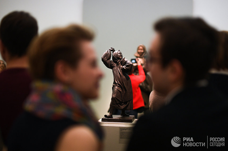 Показ выставки Мужики и бабы в Третьяковской галерее на Крымском Валу в Москве Показ выставки Мужики и бабы в Третьяковской галерее на Крымском Валу в Москве