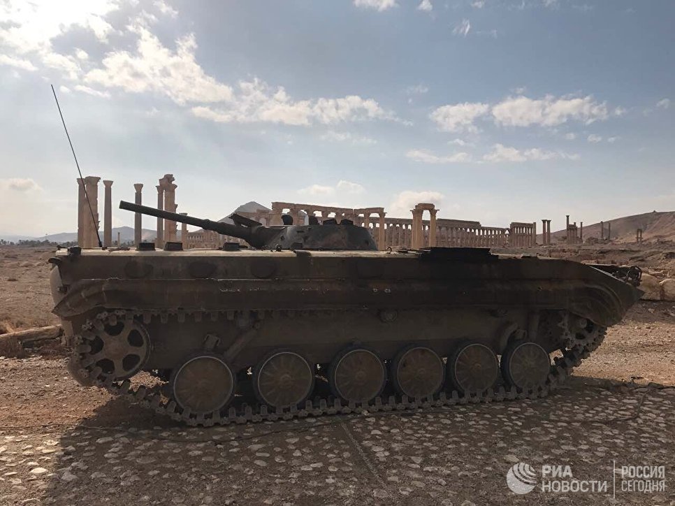 Военная техника Сирийской Арабской Республики возле историко-архитектурного комплекса Древней Пальмиры в сирийской провинции Хомс Военная техника Сирийской Арабской Республики возле историко-архитектурного комплекса Древней Пальмиры в сирийской провинции Хомс