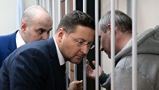 Лидер хакерской группы Шалтай-Болтай Владимир Аникеев общается с адвокатами в Лефортовском суде Москвы. Архивное фото Лидер хакерской группы Шалтай-Болтай Владимир Аникеев общается с адвокатами в Лефортовском суде Москвы. Архивное фото