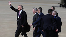 Президент США Дональд Трамп прибывает на авиабазу Лэнгли в Хамптоне. 2 марта 2017 года Президент США Дональд Трамп прибывает на авиабазу Лэнгли в Хамптоне. 2 марта 2017 года