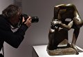 Посетитель фотографирует бронзовую скульптуру Герхарда Маркса Прометей прикованный 2 на открытии выставки Лицом к будущему. Искусство Европы 1945–1968 в ГМИИ имени А.С. Пушкина Посетитель фотографирует бронзовую скульптуру Герхарда Маркса Прометей прикованный 2 на открытии выставки Лицом к будущему. Искусство Европы 1945–1968 в ГМИИ имени А.С. Пушкина