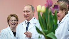 Владимир Путин во время осмотра нового перинатального центра городской больницы №1 в Брянске Владимир Путин во время осмотра нового перинатального центра городской больницы №1 в Брянске
