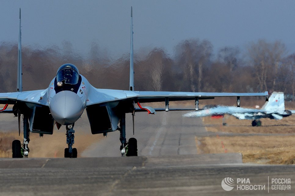 Истребители Су-35С после приземления в истребительном авиационном полку на аэродроме Центральная Угловая в Приморском крае Истребители Су-35С после приземления в истребительном авиационном полку на аэродроме Центральная Угловая в Приморском крае