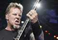 Вокалист и гитарист группы Metallica Джеймс Хэтфилд на концерте во время турне World Magnetic Tour в Вильнюсе Вокалист и гитарист группы Metallica Джеймс Хэтфилд на концерте во время турне World Magnetic Tour в Вильнюсе