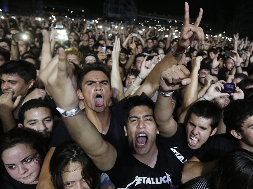 Поклонники группы Metallica на концерте в Асунсьоне, Парагвай Поклонники группы Metallica на концерте в Асунсьоне, Парагвай
