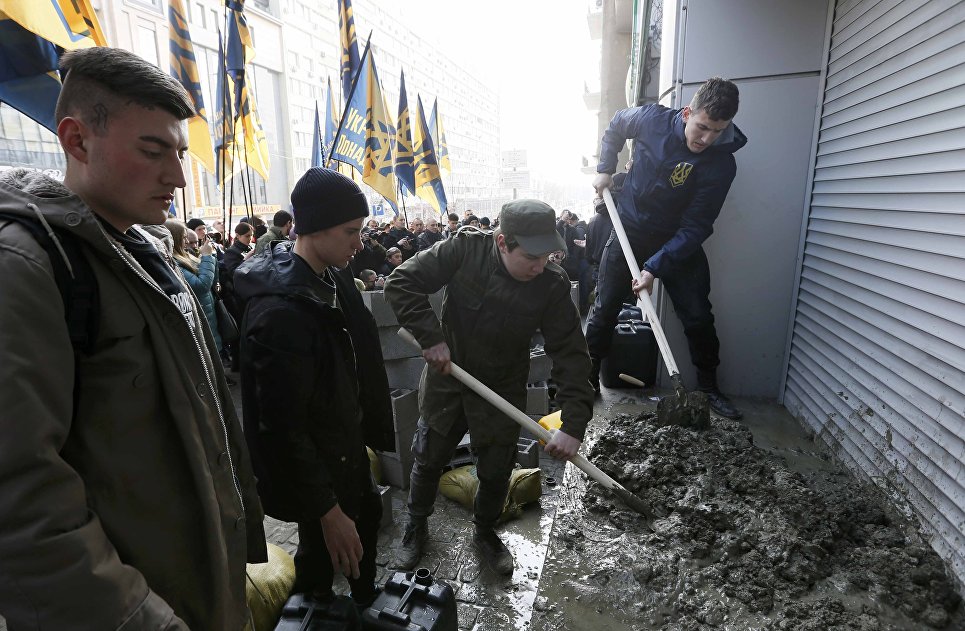 Представители Гражданского корпуса, созданного на базе Азова, замуровывают вход в отделение дочки российского Сбербанка в Киеве, Украина. 13 марта 2017