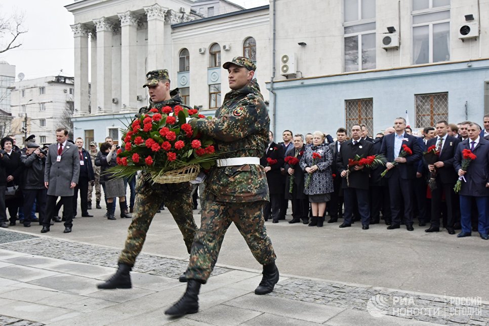 Возложение цветов к памятнику Народному ополчению всех времен в Симферополе во время праздничных мероприятий, посвященных Дню Общекрымского референдума 2014 года