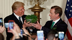 Энда Кенни подарил Дональду Трампу вазу с клевером Энда Кенни подарил Дональду Трампу вазу с клевером