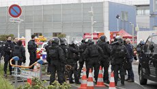 Полиция в южном терминале парижского аэропорта Орли, 18 марта 2017 Полиция в южном терминале парижского аэропорта Орли, 18 марта 2017