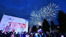 Праздничный фейерверк в честь годовщины воссоединения Крыма с Россией Праздничный фейерверк в честь годовщины воссоединения Крыма с Россией