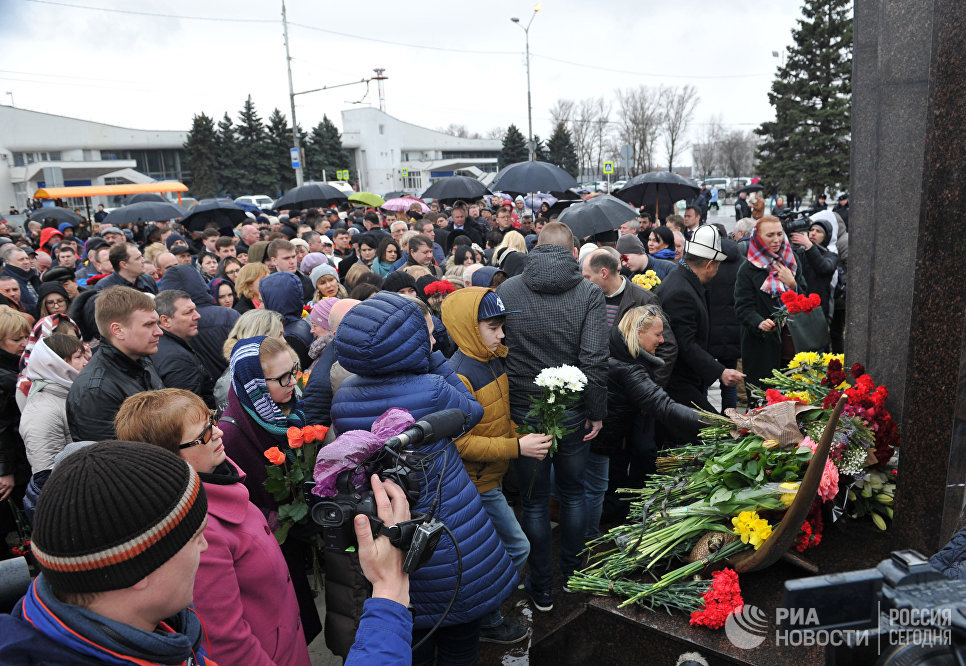 На церемонии открытия памятника жертвам авиакатастрофы самолета Boeing 737 в Ростове-на-Дону На церемонии открытия памятника жертвам авиакатастрофы самолета Boeing 737 в Ростове-на-Дону