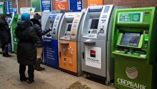 Банкоматы в одном из торговых центров. Архивное фото Банкоматы в одном из торговых центров. Архивное фото