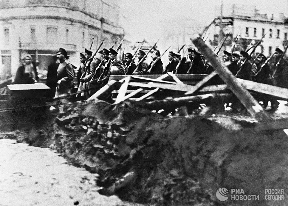Вооруженные отряды юнкеров настроенные резко антибольшевистски на улицах Москвы Вооруженные отряды юнкеров настроенные резко антибольшевистски на улицах Москвы