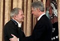 Билл Клинтон вручил Президентскую медаль Свободы американскому миллиардеру Дэвиду Рокфеллеру Билл Клинтон вручил Президентскую медаль Свободы американскому миллиардеру Дэвиду Рокфеллеру