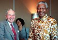 Президент Нельсон Мандела из Южной Африки и американский миллиардер Дэвид Рокфеллер Президент Нельсон Мандела из Южной Африки и американский миллиардер Дэвид Рокфеллер