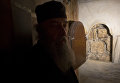 Греческий священник в храме Гроба Господня в Иерусалиме Греческий священник в храме Гроба Господня в Иерусалиме
