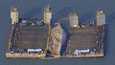 Операция по подъему парома Севоль в Южной Корее. Архивное фото Операция по подъему парома Севоль в Южной Корее. Архивное фото